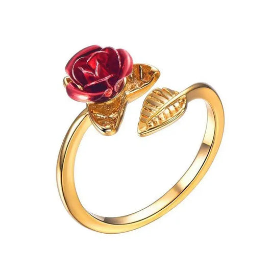 Bague en plaqué or ornée d’une rose rouge et de feuilles décoratives.