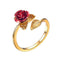 Bague en plaqué or ornée d’une rose rouge et de feuilles décoratives.