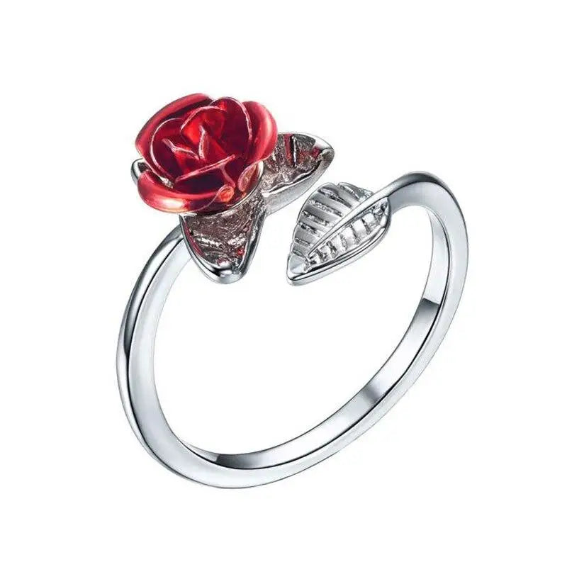 Bague en argent ornée d’une rose rouge et d’une feuille.