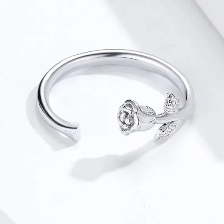 Bague rose argentée.