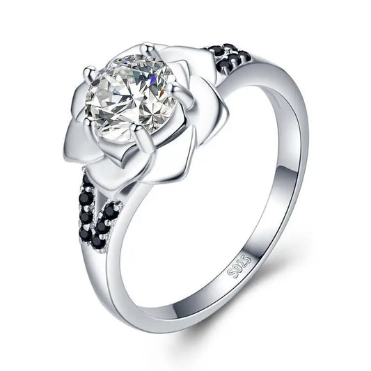 Bague fleur en argent avec pierre précieuse.