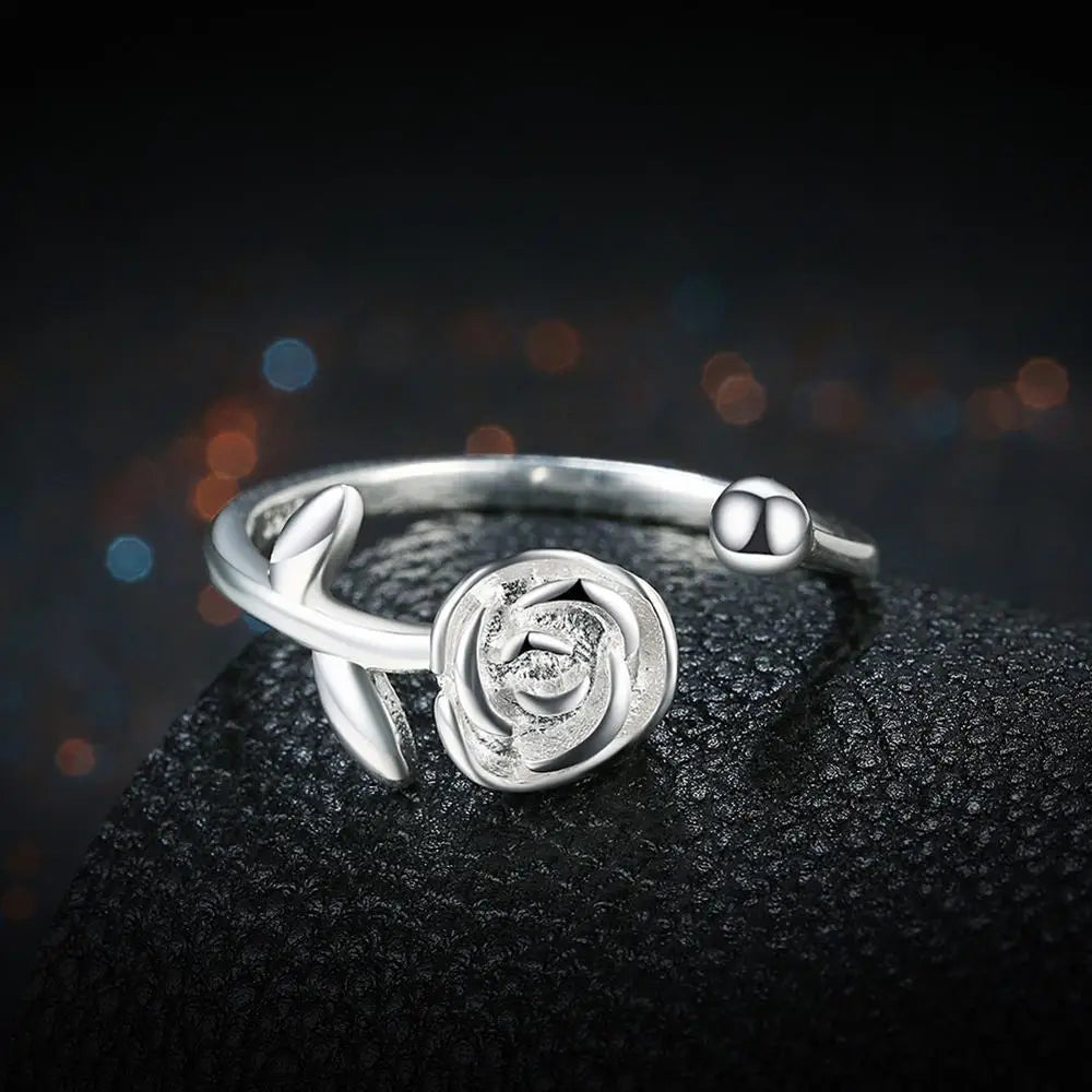 Bague rose argentée.
