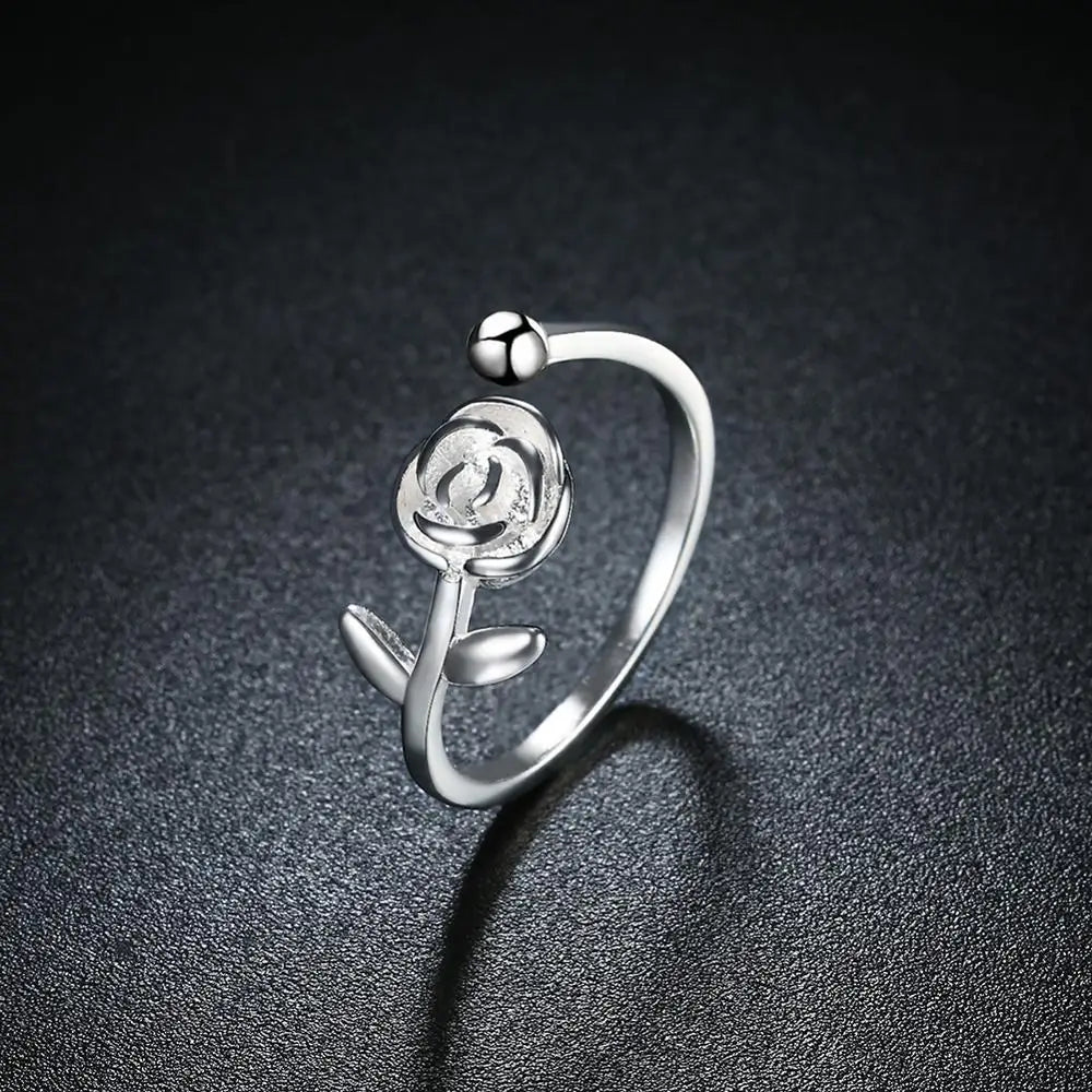Bague rose argentée.