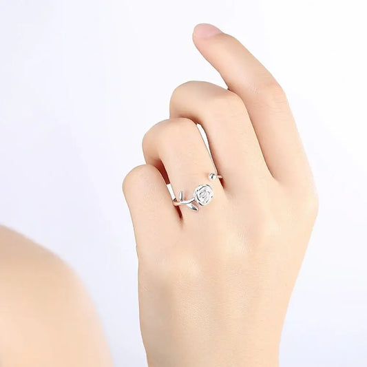 Bague rose argentée.