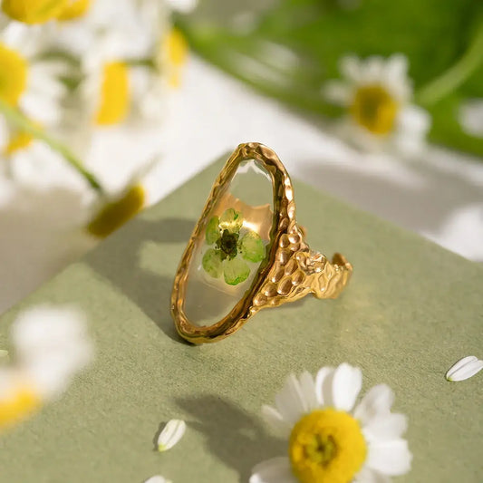 Bague en or avec fleur enchâssée.