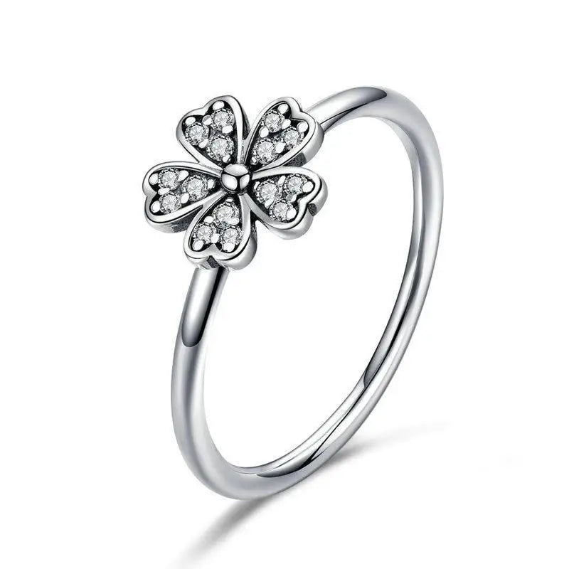 Bague en argent avec trèfle et cristaux incrustés.