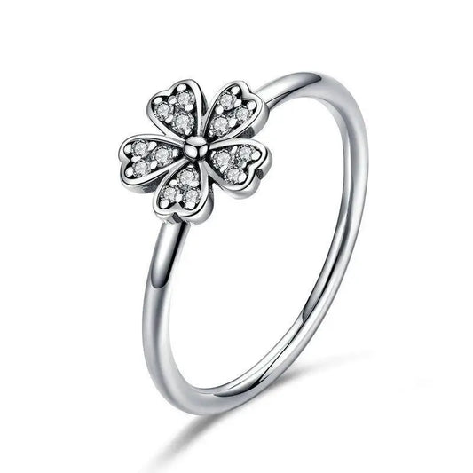 Bague en argent avec trèfle et cristaux incrustés.