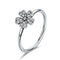 Bague en argent avec trèfle et cristaux incrustés.