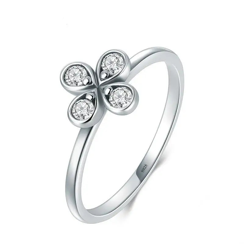 Bague fleur en argent avec diamants.
