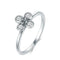 Bague fleur en argent avec diamants.