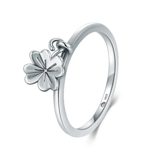 Bague en argent avec breloque en forme de trèfle.