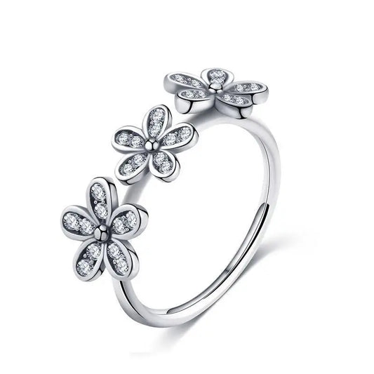 Bague fleur en argent avec cristaux incrustés.