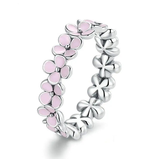 Bague en argent avec motif de fleur rose.