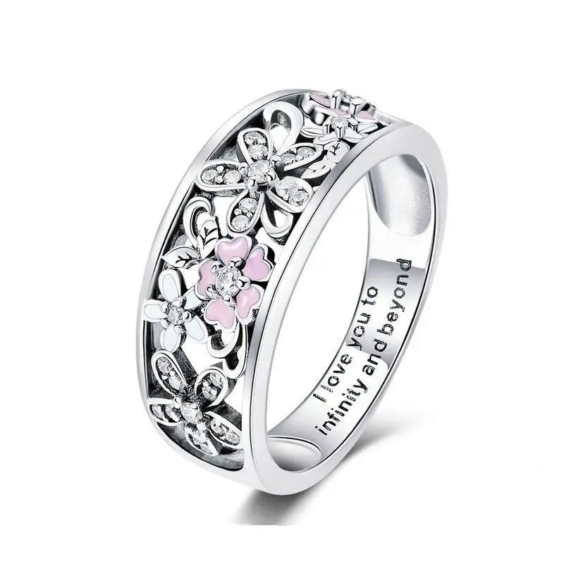 Bague fleur en argent avec accents roses.