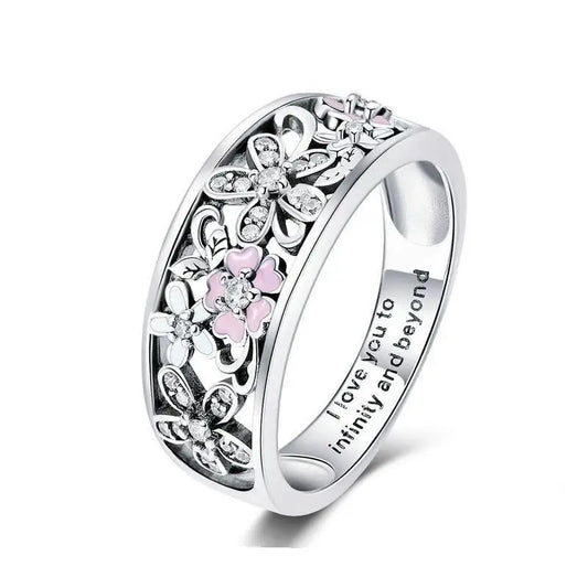 Bague fleur en argent avec accents roses.