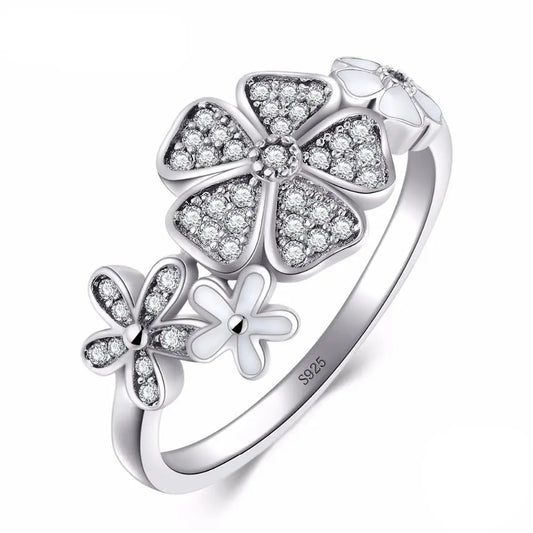 Bague fleur en argent avec cristaux incrustés.