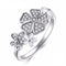 Bague fleur en argent avec cristaux incrustés.