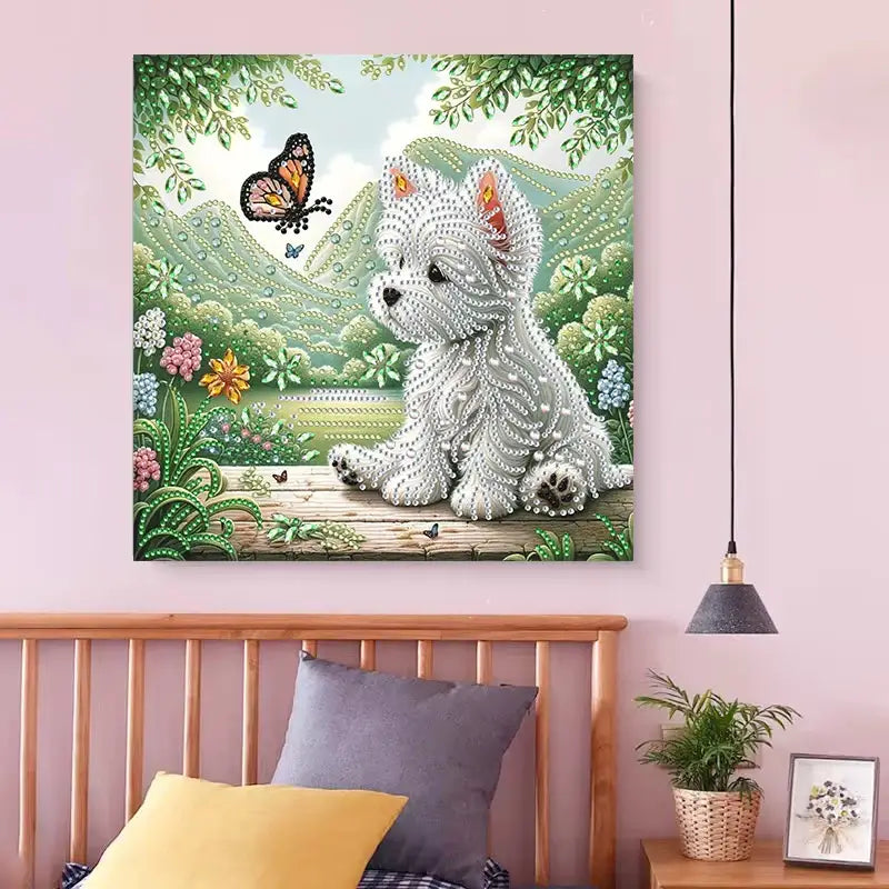 Mignon chaton blanc observant un papillon monarque.