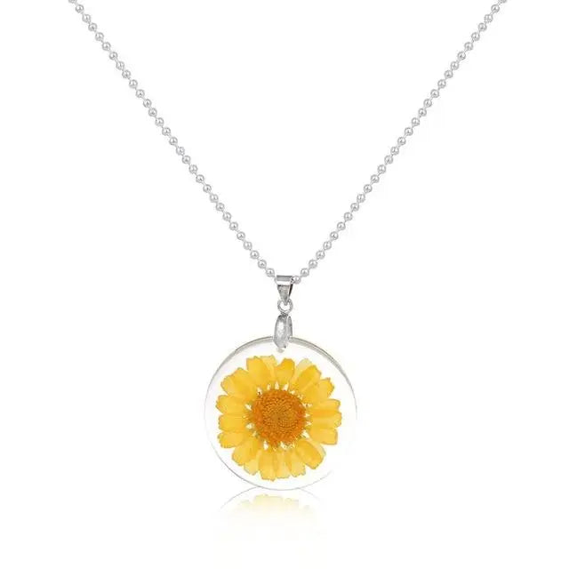 Collier avec fleur séchée