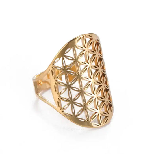 Bague dorée à motifs de fleurs.