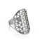 Bague en argent en forme de fleur de vie.
